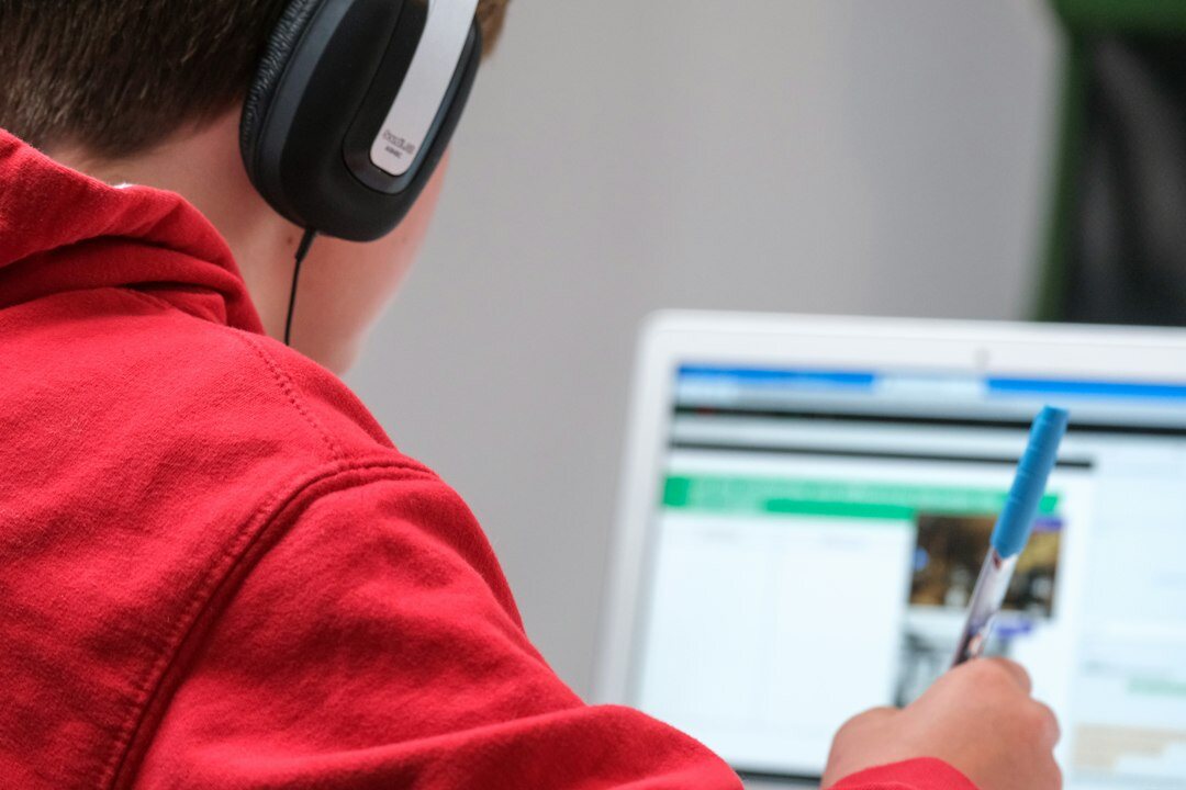 student taking online course